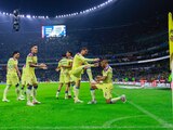 Jugadores del América festejan un gol contra Chivas el 16 de septiembre.