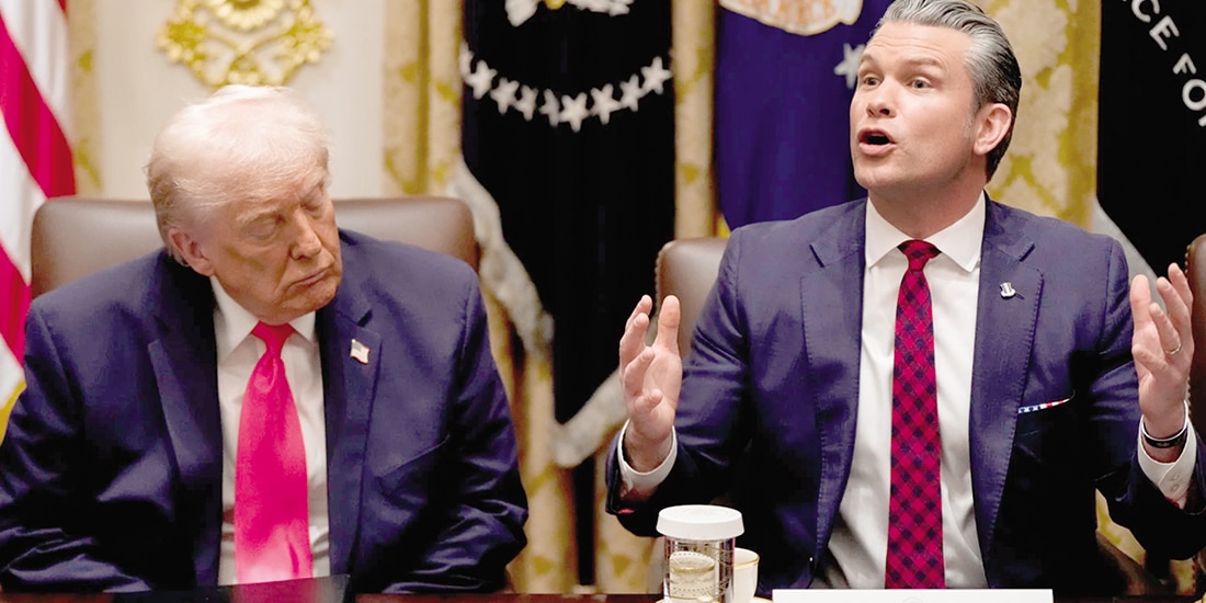 El presidente de EU, Donald Trump, con el secretario de Guerra, Pete Hegseth, durante una reunión de gabinete, ayer.