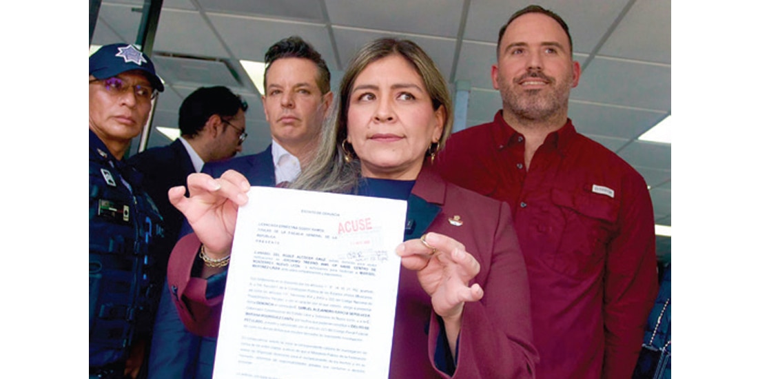Morenistas exhiben la demanda contra el gobernador de Nuevo León, ayer.