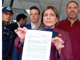 Morenistas exhiben la demanda contra el gobernador de Nuevo León, ayer.