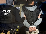 Personal de ICE detiene a un inmigrante en Denver, Colorado, el 5 de febrero.