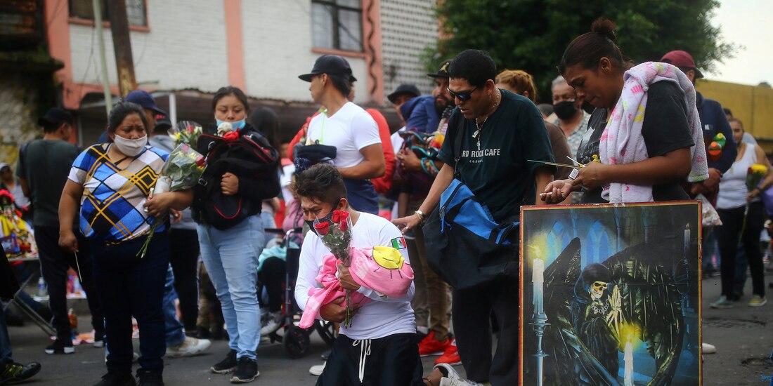Adoradores de la Santa Muerte usan cubrebocas en Tepito