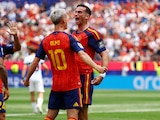 Dani Olmo y Fabián Ruiz celebrando el primer gol de España.