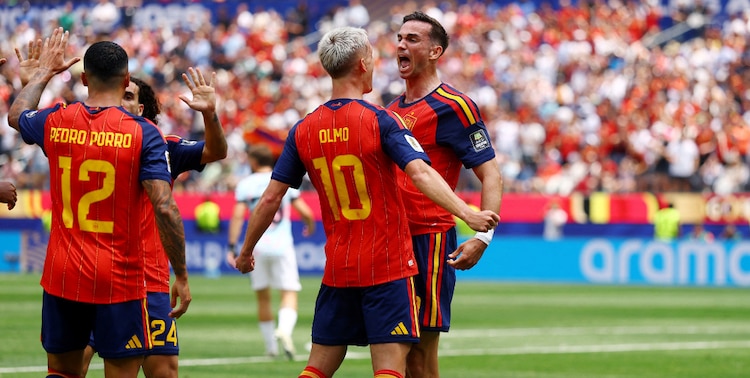 Dani Olmo y Fabián Ruiz celebrando el primer gol de España.