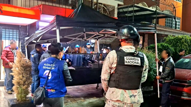 Personal de la alcaldía Coyoacán supervisa el retiro de chelerías ilegales en la zona oriente.