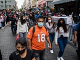 Habitantes de CDMX siguen usando el cubrebocas como medida sanitaria contra el COVID-19.