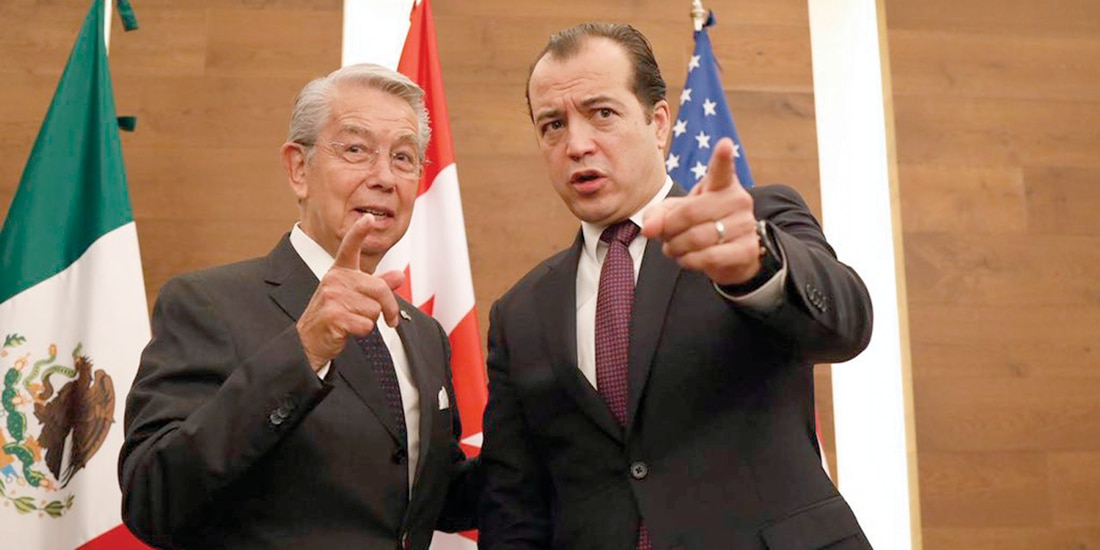 LUIS ROSENDO Gutiérrez (der.), subsecretario de Comercio Exterior, ayer en el foro.