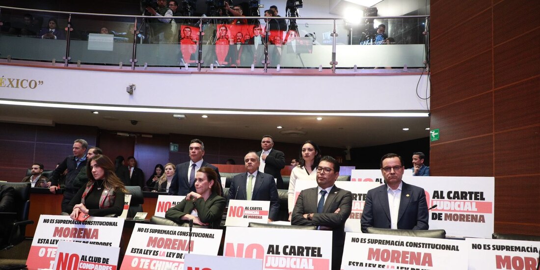 Senadores del PRI protestaron ayer contra la reforma de supremacía constitucional.