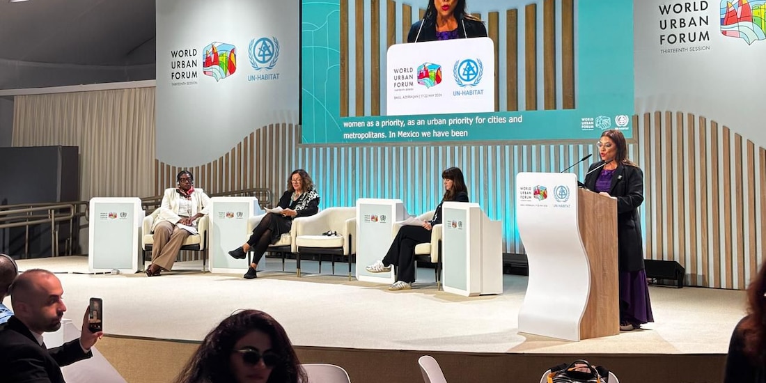 Clara Brugada defiende el urbanismo feminista y el derecho a la vivienda durante su participación en el Foro Urbano Mundial en Bakú, Azerbaiyán.