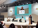 Clara Brugada defiende el urbanismo feminista y el derecho a la vivienda durante su participación en el Foro Urbano Mundial en Bakú, Azerbaiyán.
