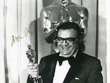 Mario Puzo al ser galardonado con el Oscar a Mejor Guion.