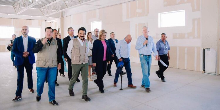 El director general del IMSS, Zoé Robledo; la gobernadora de Chihuahua, María Eugenia Campos Galván, y el presidente municipal de Ciudad Juárez, Cruz Pérez Cuellar recorrieron las instalaciones.