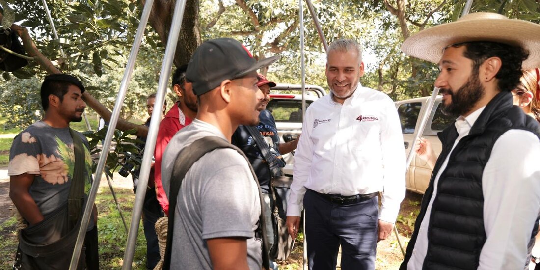 Ramírez Bedolla destaca la importancia de brindar seguridad social a los trabajadores agrícolas.