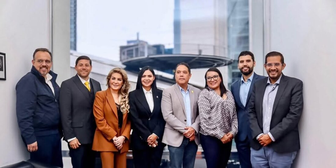 Integrantes del Bloque Nacional PRD tras reunión en el Senado