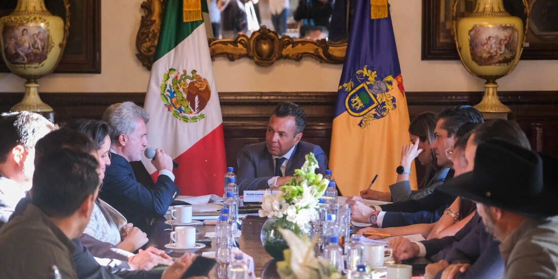 Al centro de la imagen el Gobernador de Jalisco.