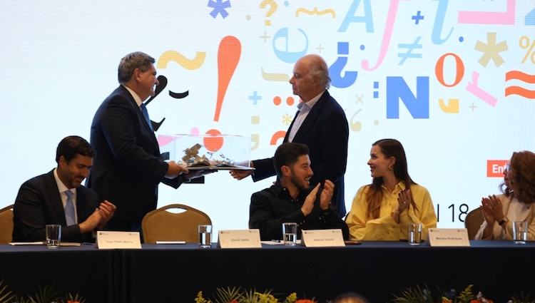 Enrique Krauze recibe el reconocimiento de la FIL Monterrey en nombre de El Colegio Nacional