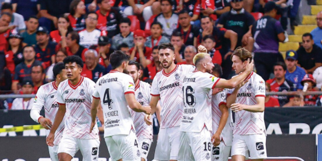 Jugadores del Toluca celebran uno de sus goles el fin de semana pasado.