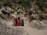Un hombre cava una fosa en el panteón de Chalco.