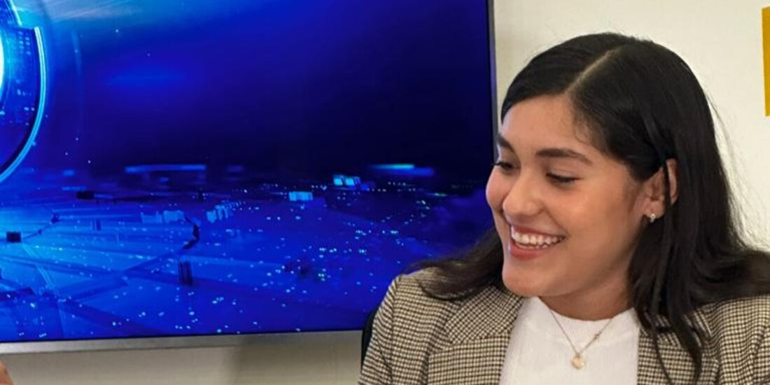 La autora, Paola López H.