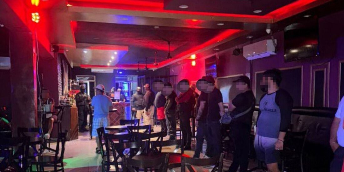 Agentes de la Fiscalía y Guardia Nacional participan en el operativo que resultó en el rescate de 14 mujeres en Solidaridad.