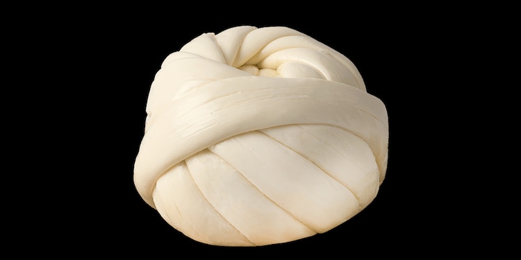 Oaxaca (quesillo)
El favorito nacional. Su textura elástica y su capacidad para fundirse lo convierten en el más consumido del país, presente en quesadillas o tlayudas.