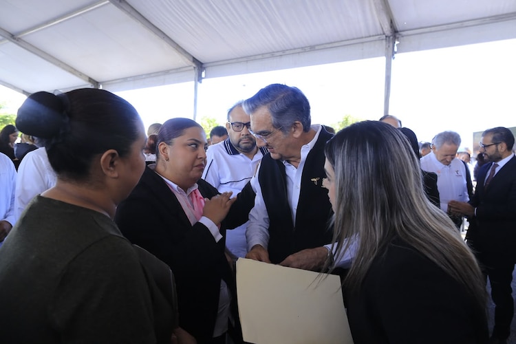 El gobernador de Tamaulipas, Américo Villarreal Anaya, con sobrevivientes de cáncer de mama.