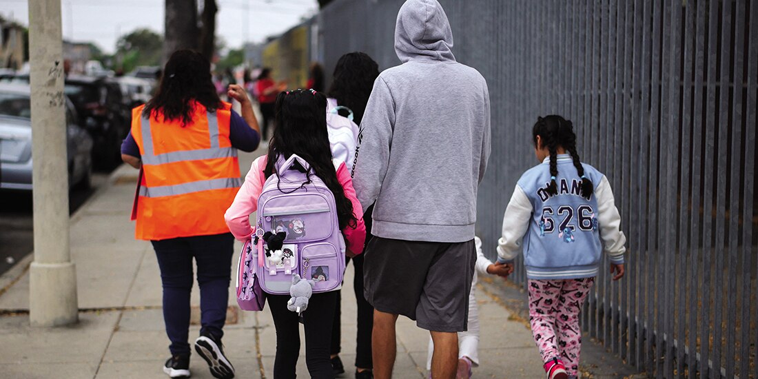 Padres llevan a sus hijos a la escuela en LA, ante la presencia del ICE en centros educativos, el 14 de agosto.