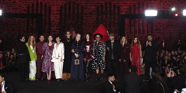 Las intérpretes, posan con 20 diseñadores mexicanos en la premier, ayer.