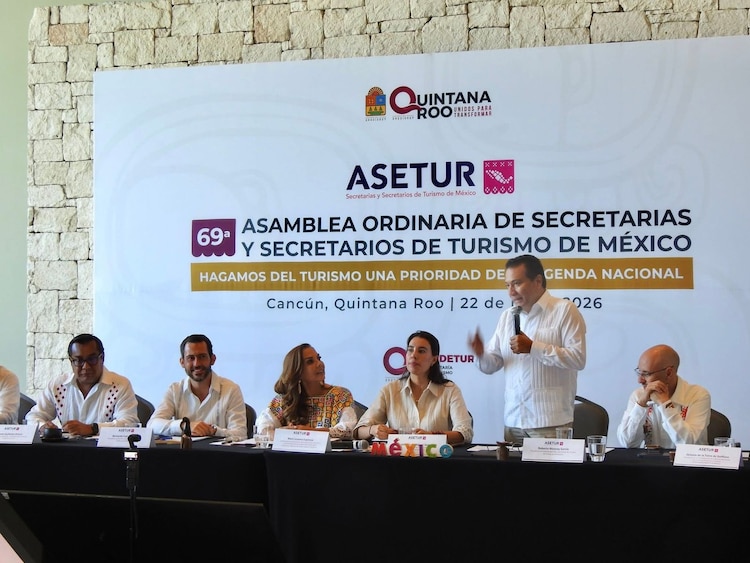 Roberto Monroy junto a la secretaria de Turismo federal, Josefina Rodríguez, y la gobernadora de Quintana Roo, Mara Lezama.