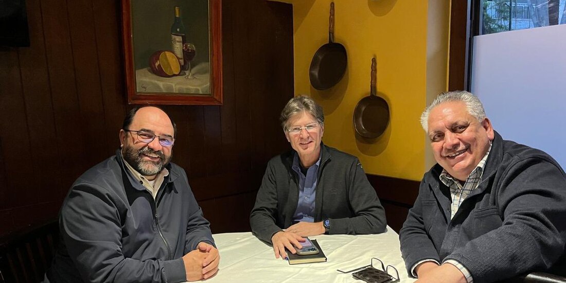 De izq. a der.: Emilio Álvarez Icaza, Enrique de la Madrid y Guadalupe Acosta, ayer, en foto difundida por el FCN.