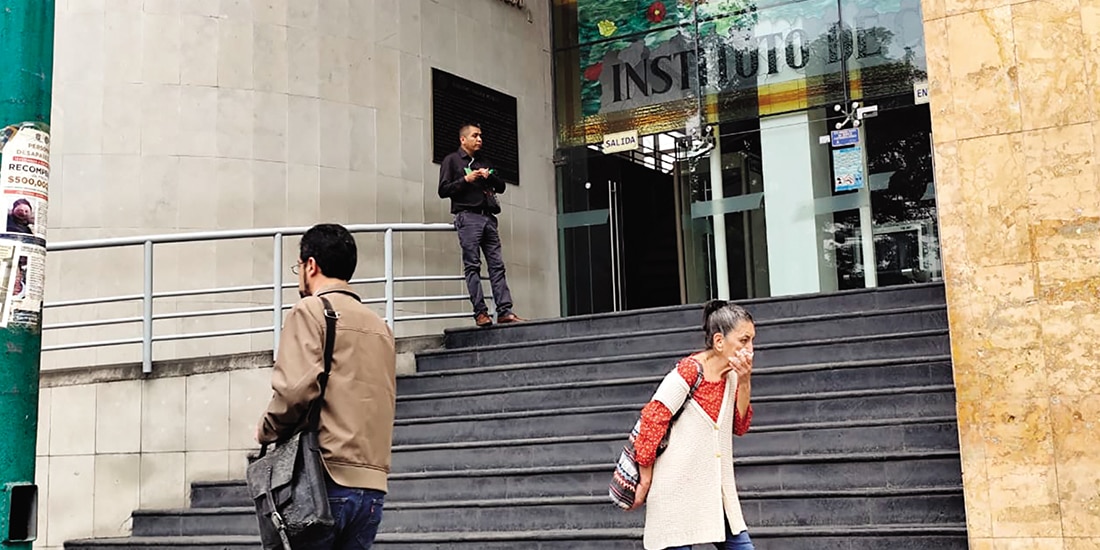Una adulta mayor cubre su nariz al pasar frente al INCIFO, ayer.