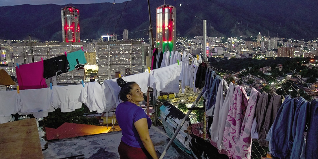 Una mujer cuelga ropa en su residencia en Caracas, , el 12 de diciembre.