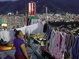 Una mujer cuelga ropa en su residencia en Caracas, , el 12 de diciembre.