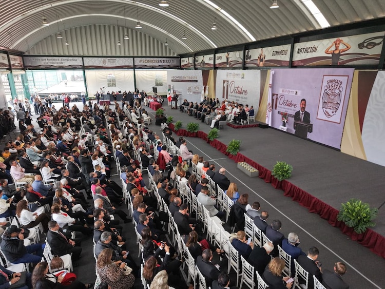 Directivos del ISSSTE y del SNTISSSTE consolidan alianza laboral durante la entrega de estímulos al personal.