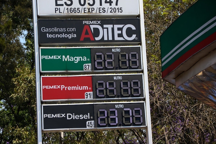 El precio de la gasolina regular se mantiene en 24 pesos el litro.