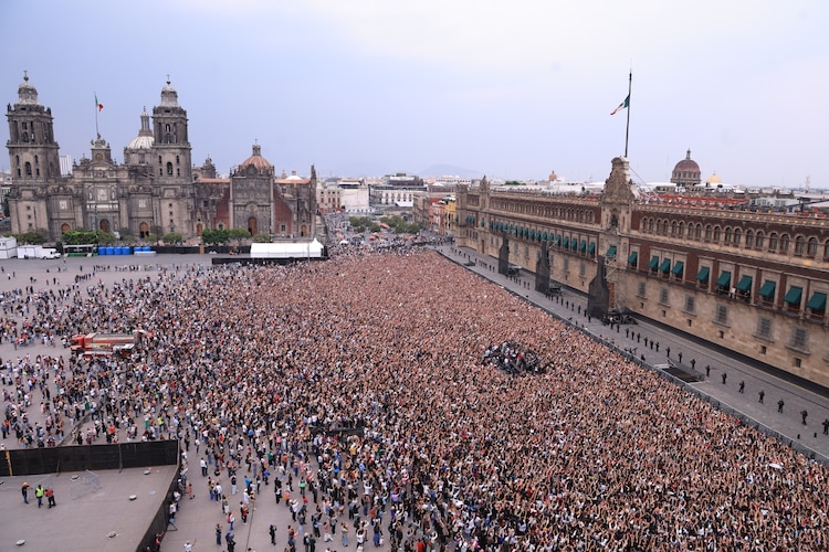 Miles de fans se reunieron afuera de Palacio Nacional para ver a BTS