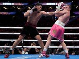 Dmitry Bivol lanza un golpe al "Canelo" Alvarez durante la pelea por el cetro AMB de las 175 libras.