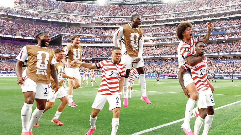 JUGADORES de Estados Unidos celebran el segundo tanto de Balogun