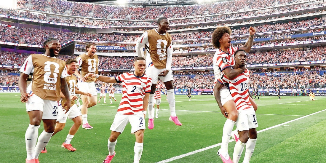 JUGADORES de Estados Unidos celebran el segundo tanto de Balogun