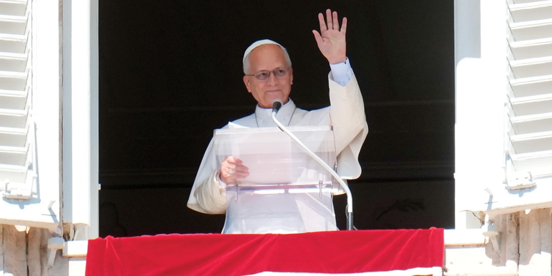 El papa León XIV pronuncia el rezo del Ángelus en la Plaza de San Pedro, ayer.