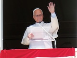 El papa León XIV pronuncia el rezo del Ángelus en la Plaza de San Pedro, ayer.