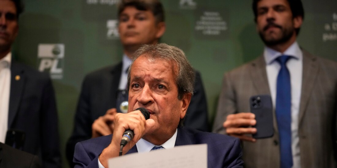 El líder del PL, al presentar supuesta evidencia, el pasado 22 de noviembre.