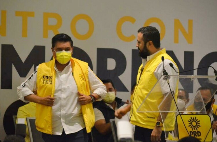 Moreno Arcos, arropado por la cúpula del PRD en Chilpancingo, esta semana.