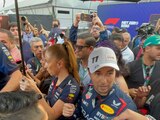 Checo Pérez es rodeado de algunos aficionados después de la Práctica 2 del Gran Premio de México 2023.