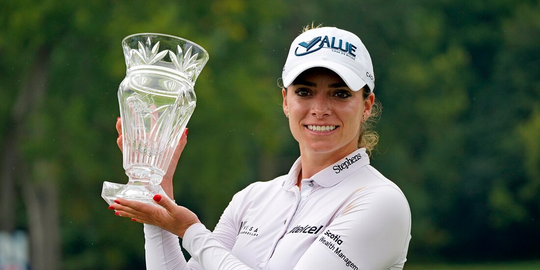 Gaby López, de México, posa con su trofeo después de ganar el torneo de golf Dana Classic LPGA