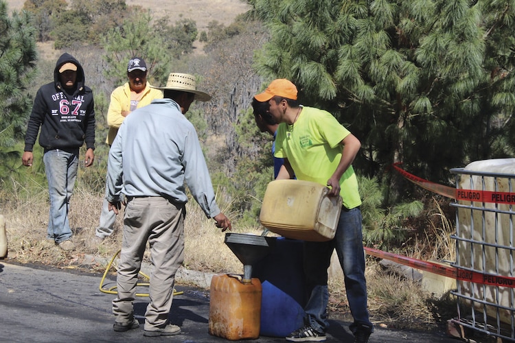 Robo de combustible en imagen de archivo