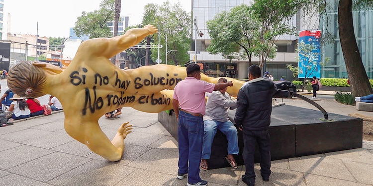 PROFESORES DERRIBARON estatuas
alusivas a Mundial en Reforma.