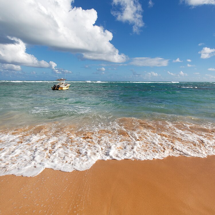 Foto ilustrativa del mar y un bote