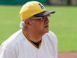 AMLO jugando beisbol