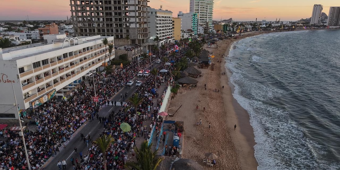 Desfile “Arriba la Tambora” del Carnaval de Mazatlán 2026.